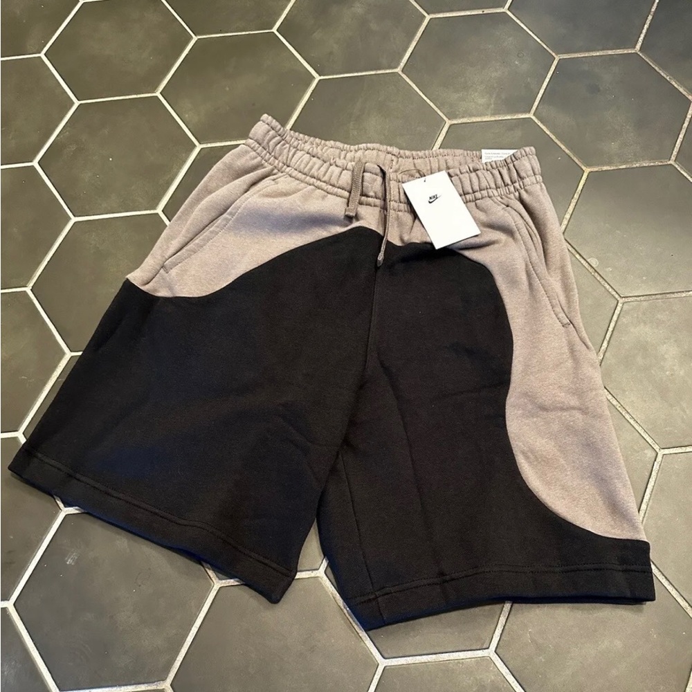 Nike Men's Sportswear Color Clash Fleece Shorts, Cave Stone/Black SM DR9856-289